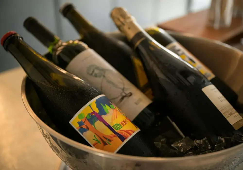 Ile alkoholu można przewieźć w bagażu rejestrowanym? Oto ważne limity