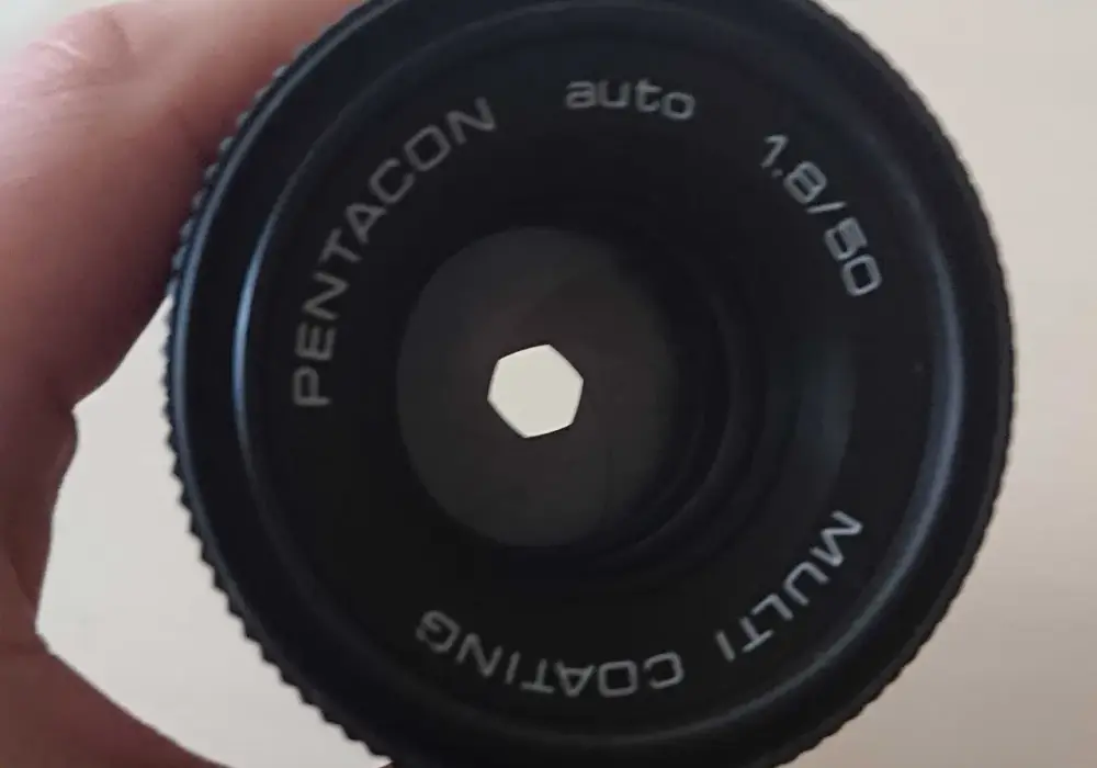 Jak wybrać idealny obiektyw do Sony a6000? Porównanie, zalety i wady