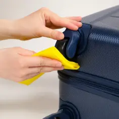 Jak wyczyścić walizkę materiałową i uniknąć uszkodzeń materiału