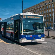 Autobus miejski z numerem 80 jadący do Portu Lotniczego w Bydgoszczy.