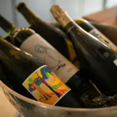 Ile alkoholu można przewieźć w bagażu rejestrowanym? Oto ważne limity