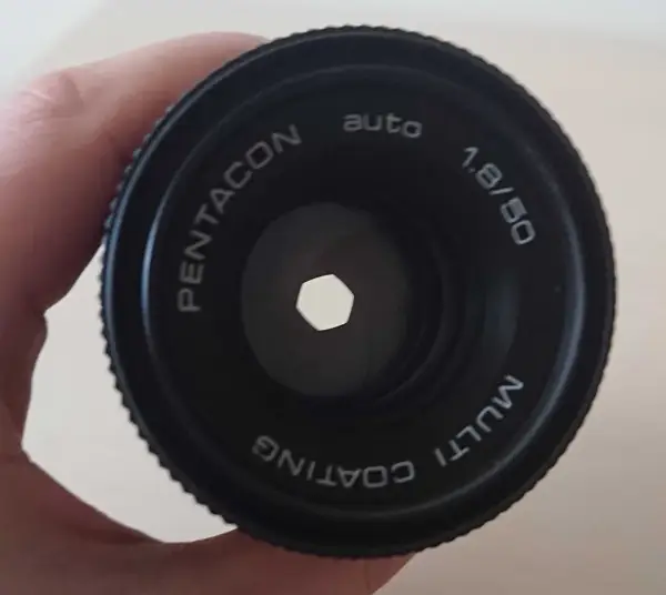 Jak wybrać idealny obiektyw do Sony a6000? Porównanie, zalety i wady