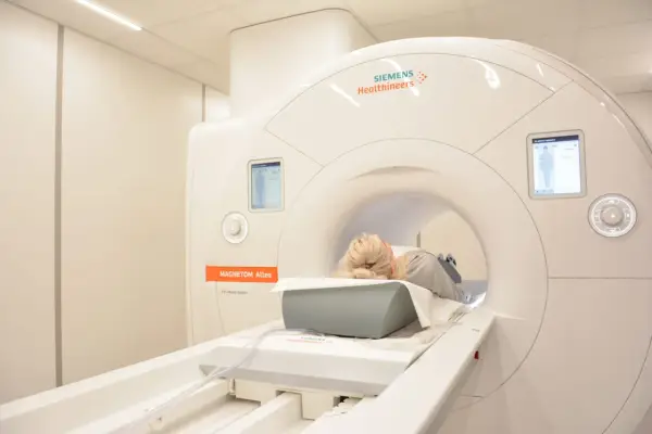 Jak wygląda aparat do rezonansu magnetycznego i czy warto się go bać?